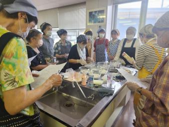 大福の作り方を委員が実演中