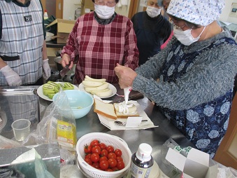 フルーツサンド作り♪生クリームたっぷりと！