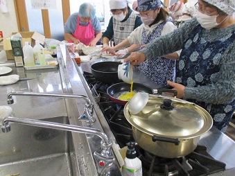 卵サンド用に卵焼くよ♪