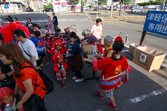 園児へコープスポーツドリンクプレゼント！お疲れさま！